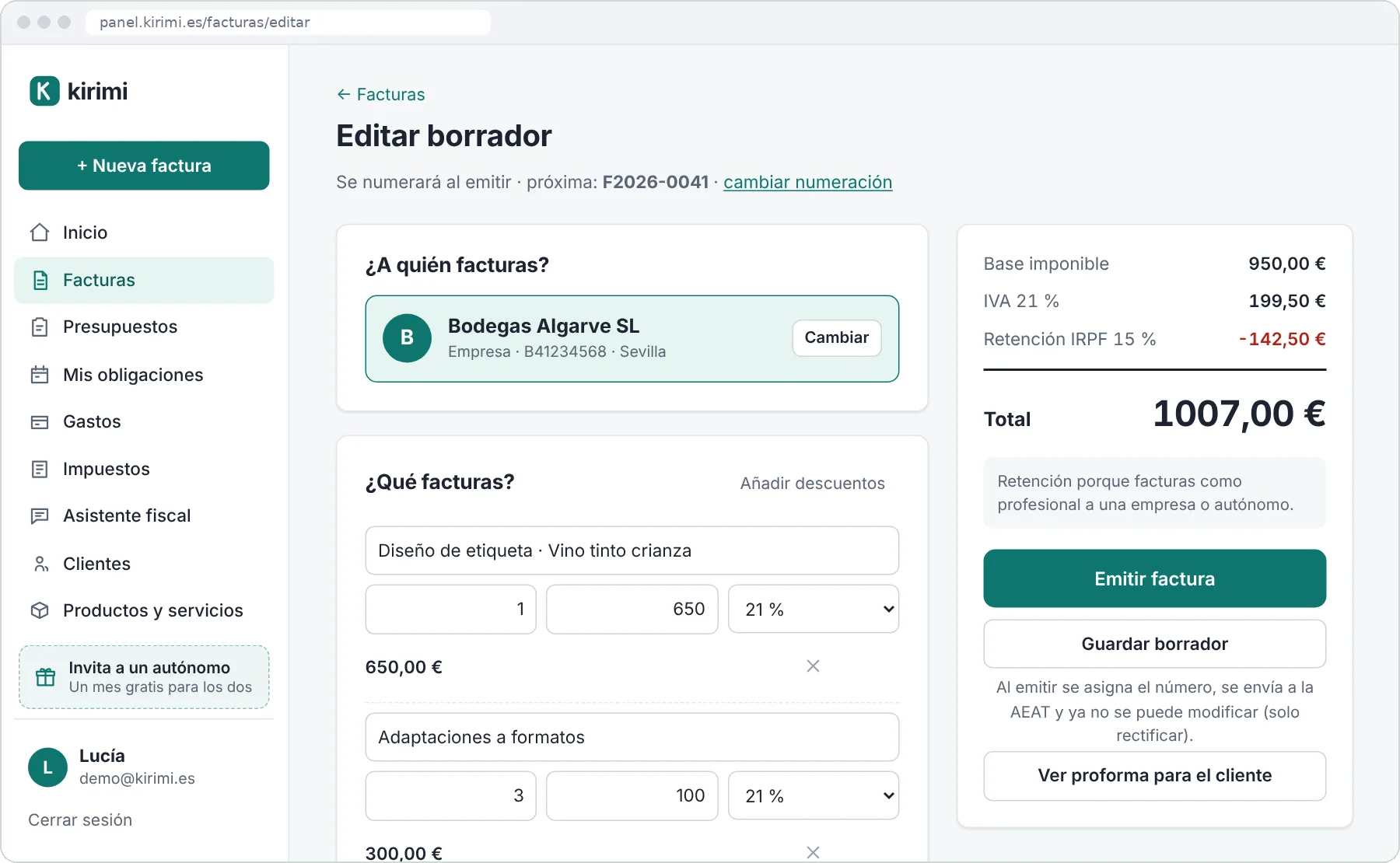 Pantalla de nueva factura con el cliente, las líneas, el IVA y la retención de IRPF calculados