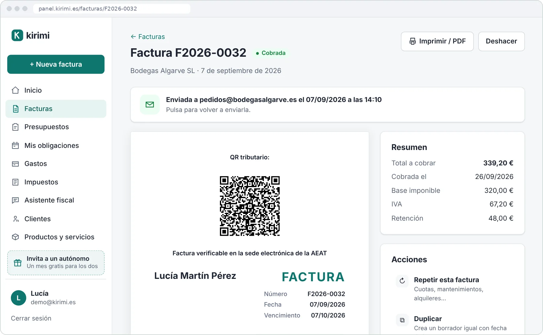 Factura emitida con el código QR tributario arriba, la frase de factura verificable en la sede electrónica de la AEAT y su estado de envío a la AEAT